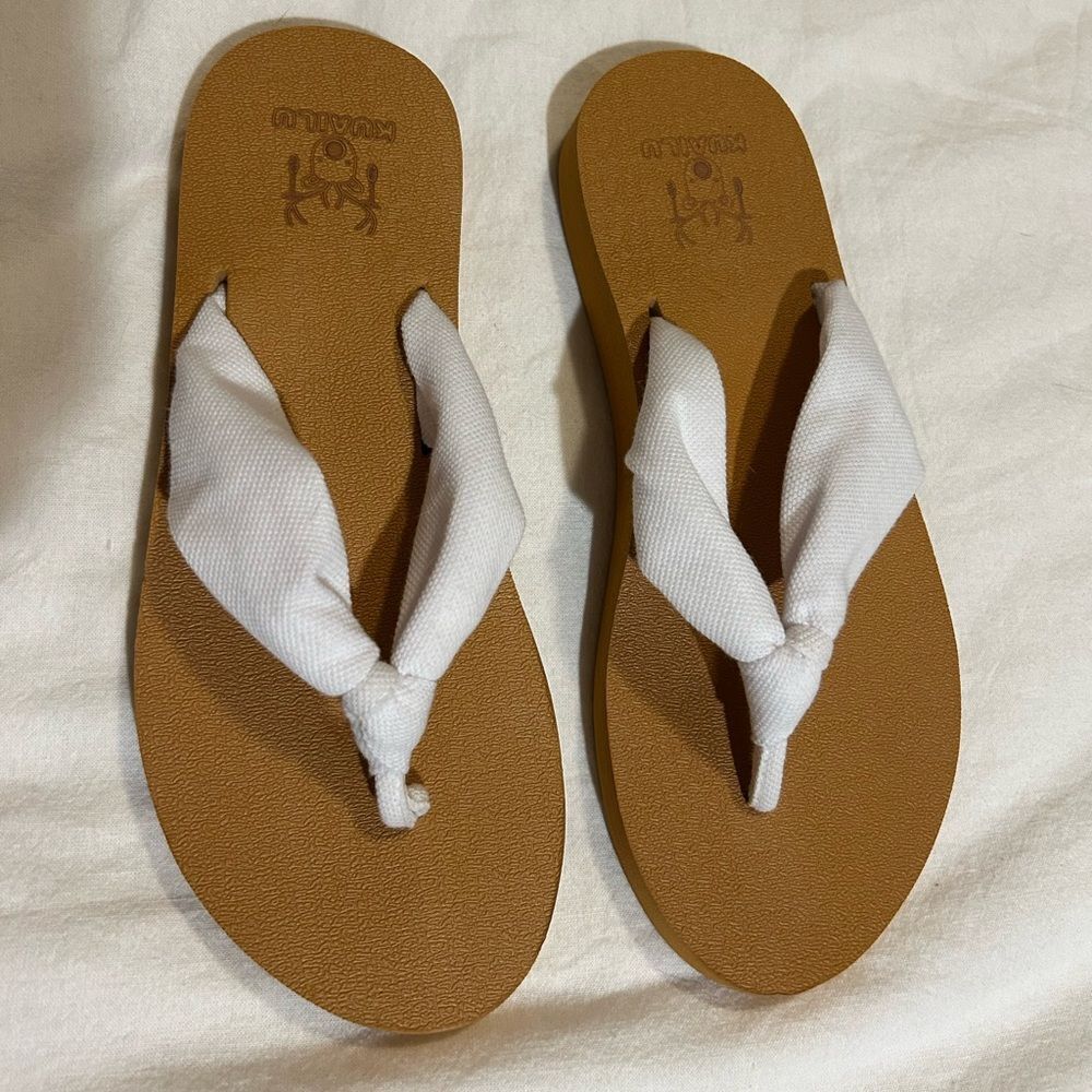 NWOT Foam White Thong Sandals With Arch Support - Picture 3 of 3